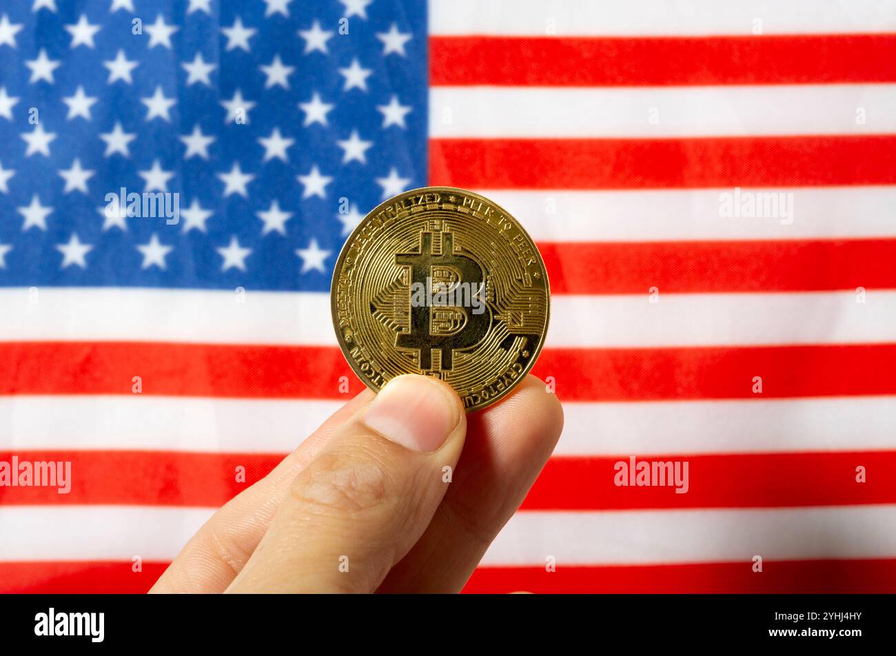 Primo piano moneta bitcoin e sfondo americano bandiera. Criptovaluta e concetto degli Stati Uniti d'America Foto Stock