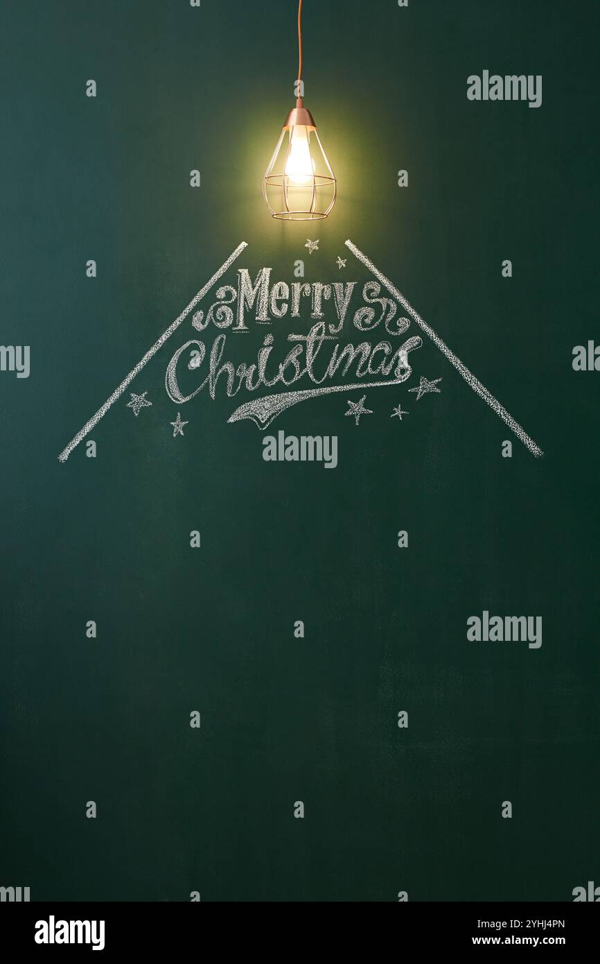 Lampada a sospensione brillante e buon Natale sulla lavagna Foto Stock