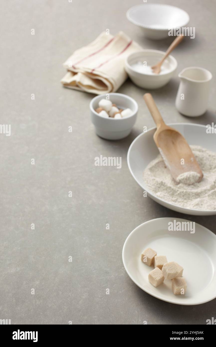 Utensili da cucina sulla scrivania Foto Stock