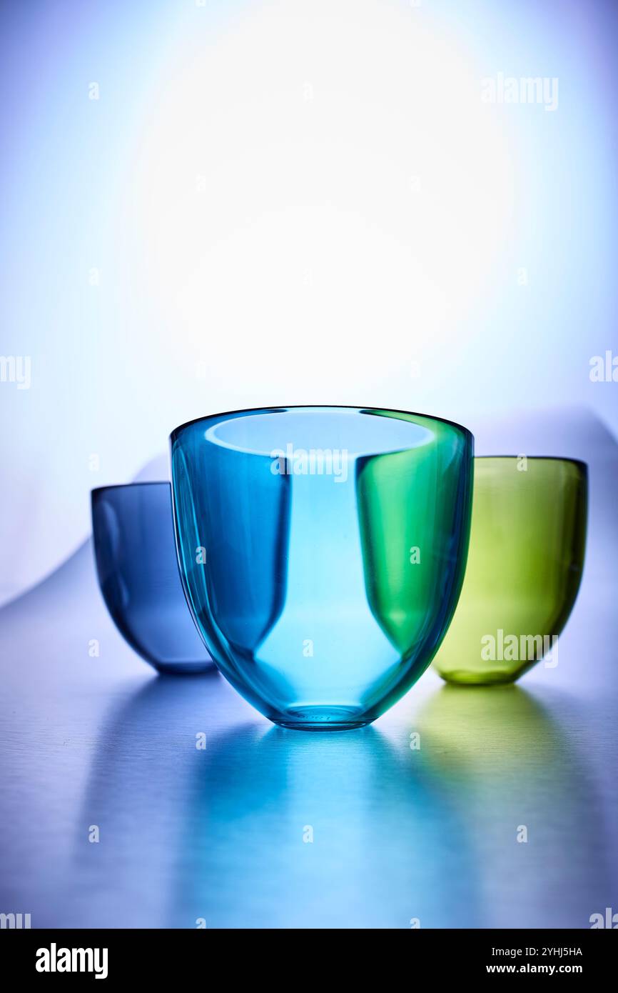 Guarda i tre bicchieri colorati Foto Stock