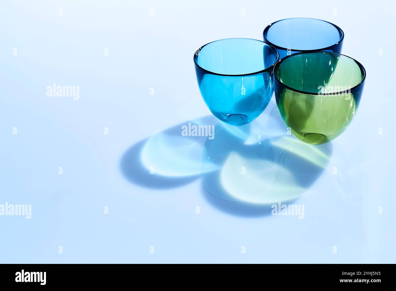 Occhiali e ombre verdi, blu e gialli Foto Stock