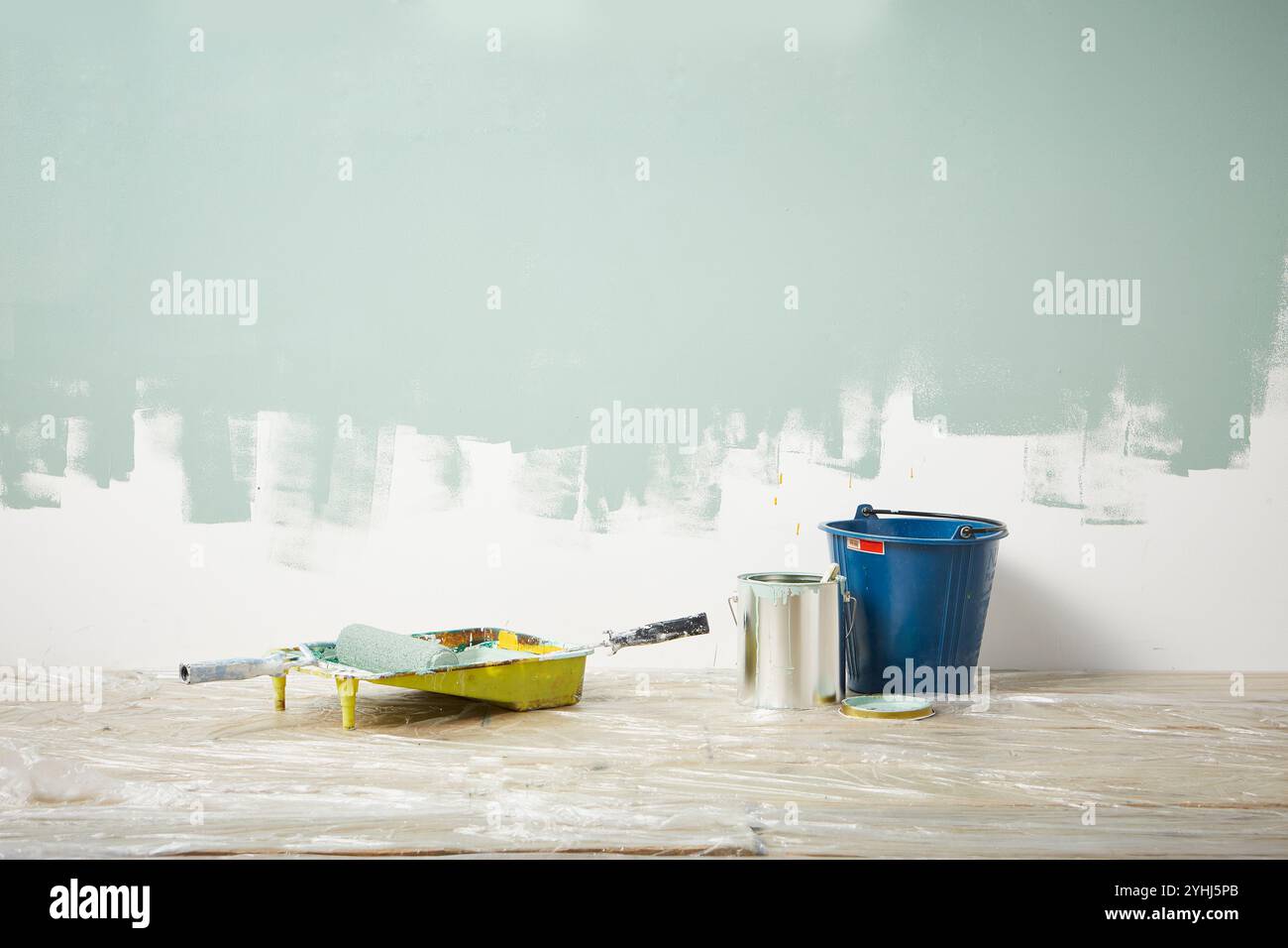 Strumenti per dipingere il muro Foto Stock