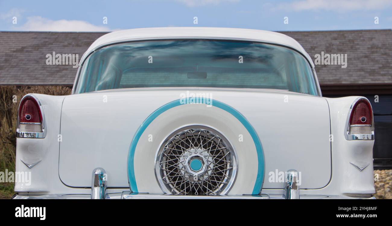 Vista posteriore della Chevrolet Classic con ruota di scorta a raggi cromata Foto Stock