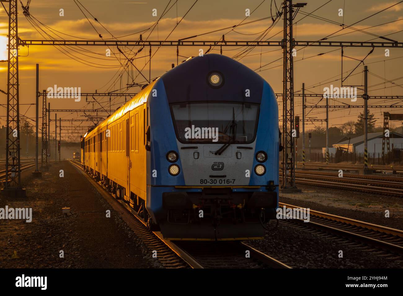 Tramonto con binario ferroviario e cambio ferroviario, silhouette a semaforo e treni a Chocen CZ 11 08 2024 Foto Stock