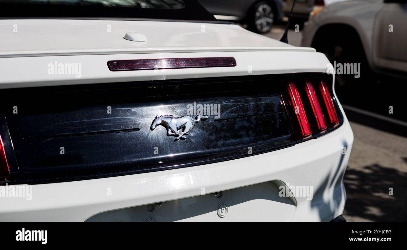 Minsk, Bielorussia, 12 novembre 2024 - logo Ford Mustang. famoso emblema in auto Foto Stock