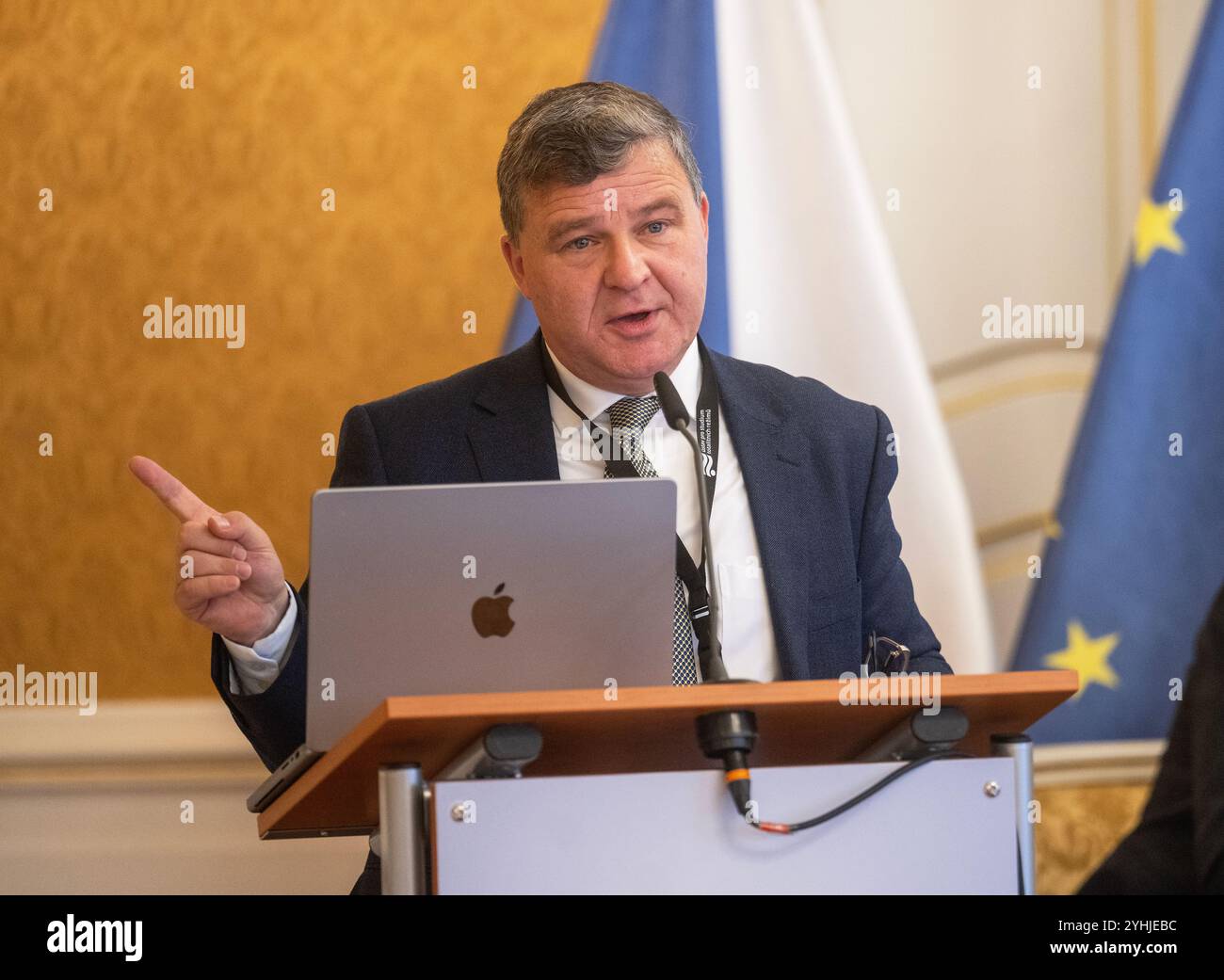 L'avvocato e sociologo Jiri Priban parla alla conferenza scientifica internazionale sul 35° anniversario della caduta del regime comunista, a Praga, Repubblica Ceca, il 12 novembre 2024. (Foto CTK/Michaela Rihova) Foto Stock