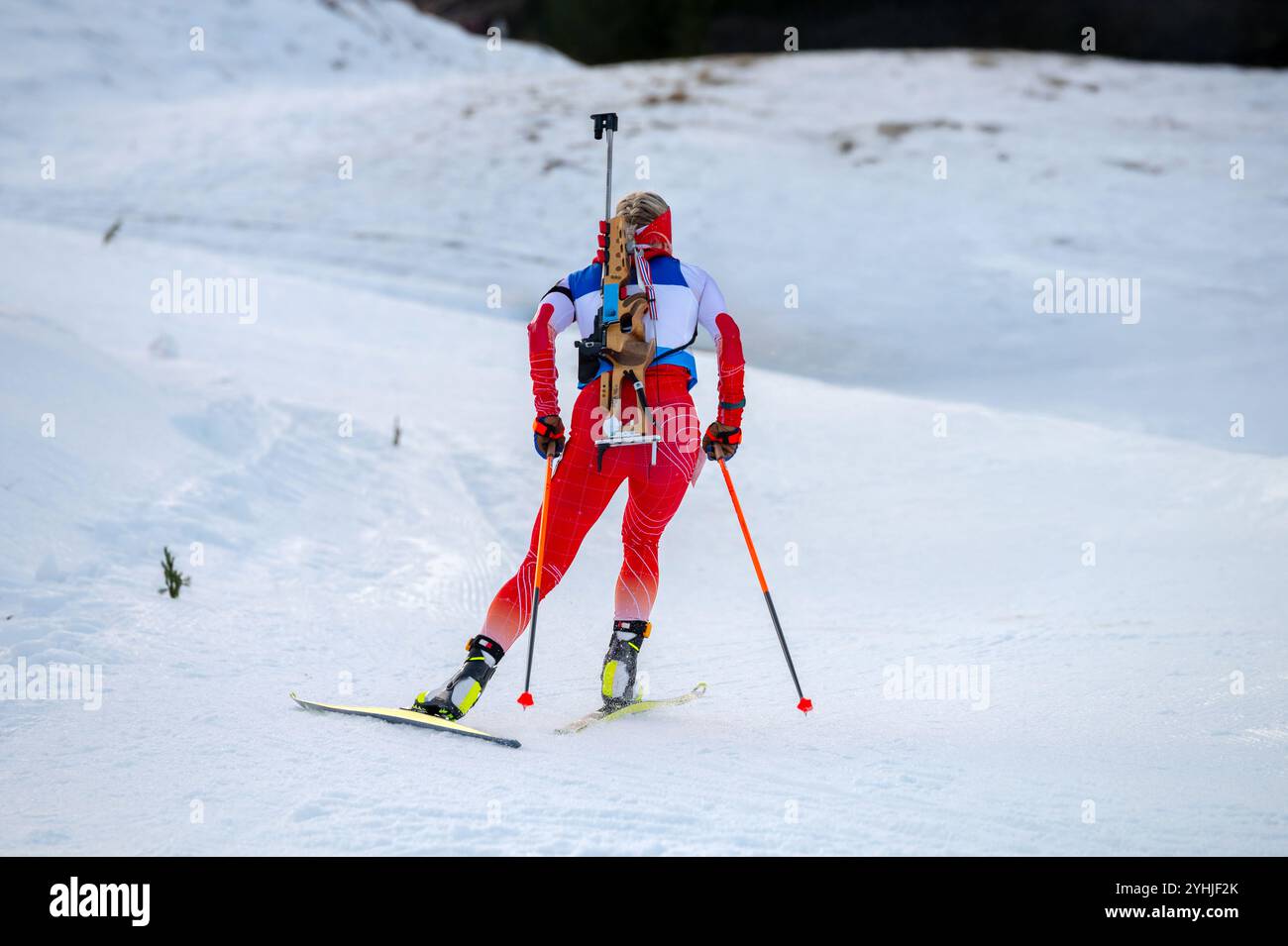 Atleta biathlon sulla pista invernale innevata. Sport e gare professionistiche in inverno. Foto Stock