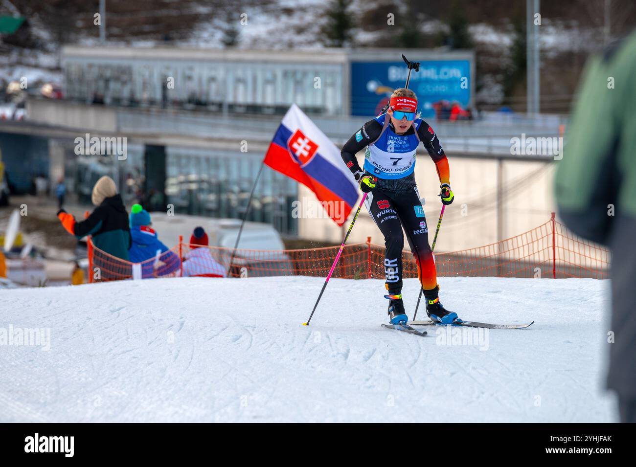 OSRBLIE, SLOVACCHIA, 24 GENNAIO 2024: Gara femminile di biathlon. La folla supporta gli atleti che praticano sport olimpici invernali. Foto Stock