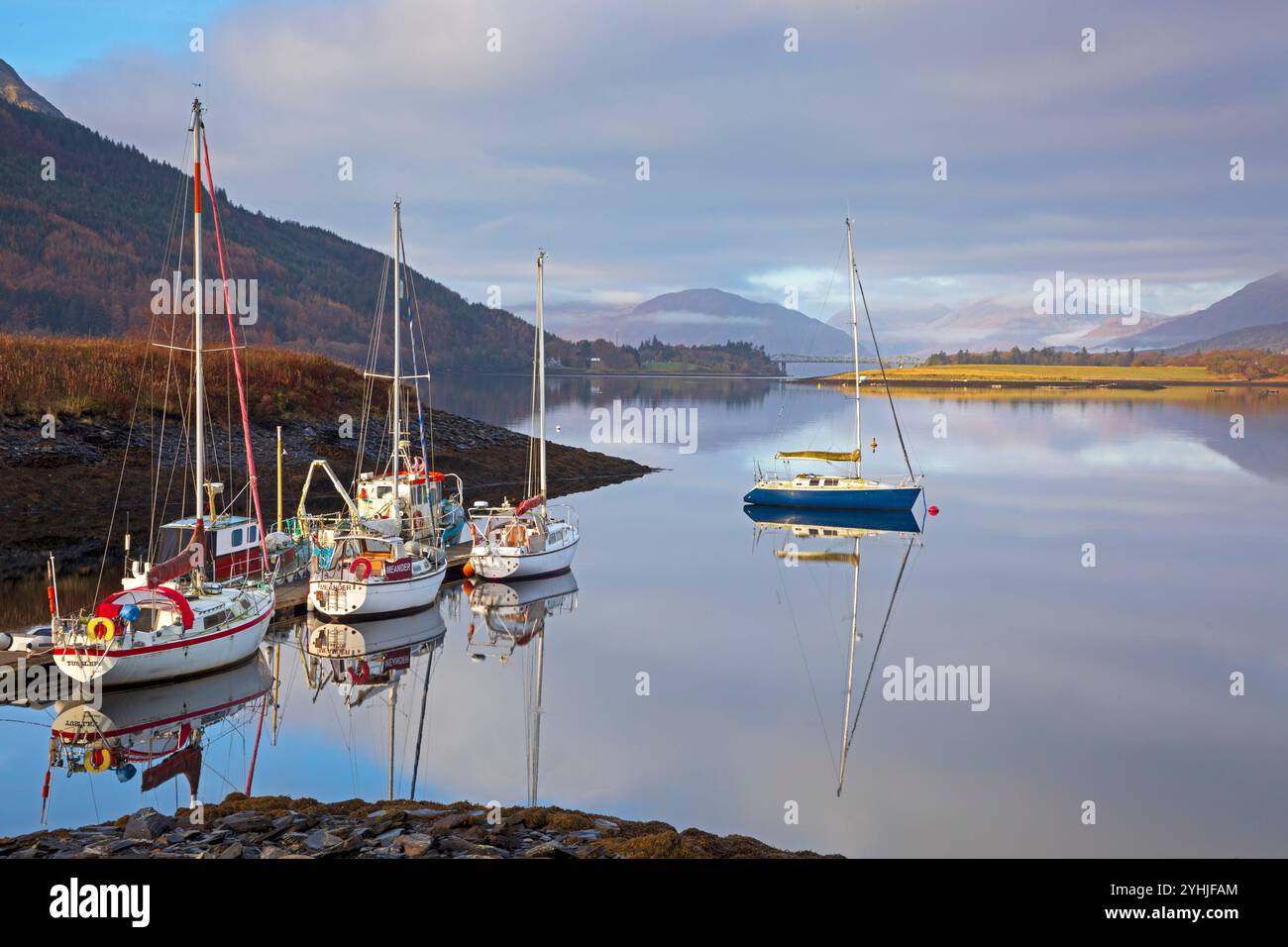 Lochaber, Highlands scozzesi, Scozia. 12 novembre 2024. Un grado centigradi per iniziare la giornata con un leggero sole gelido e nebbioso che sbircia per riscaldare le cose fino a 7 gradi durante la mattina. Barche ritratte ormeggiate a Ballachulish Marina che guardano verso Loch Linnhe con riflessi perfetti nelle acque tranquille. Crediti: Archwhite/alamy notizie in diretta. Foto Stock