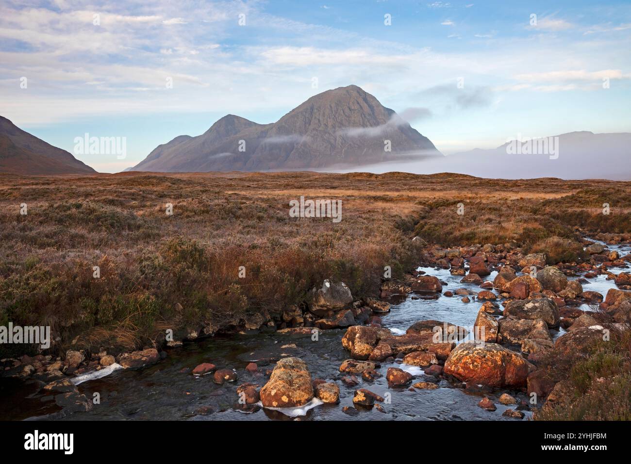 Lochaber, Highlands scozzesi, Scozia. 12 novembre 2024. Un grado centigradi per iniziare la giornata con un leggero sole gelido e nebbioso che sbircia per riscaldare le cose fino a 7 gradi durante la mattina. Nella foto: Buachaille Etive mor montagna con nebbia a livello del suolo dopo un avviamento a freddo della giornata. Crediti: Archwhite/alamy notizie in diretta. Foto Stock