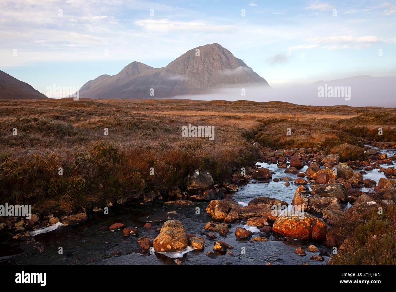 Lochaber, Highlands scozzesi, Scozia. 12 novembre 2024. Un grado centigradi per iniziare la giornata con un leggero sole gelido e nebbioso che sbircia per riscaldare le cose fino a 7 gradi durante la mattina. Nella foto: Buachaille Etive mor montagna con nebbia a livello del suolo dopo un avviamento a freddo della giornata. Crediti: Archwhite/alamy notizie in diretta. Foto Stock