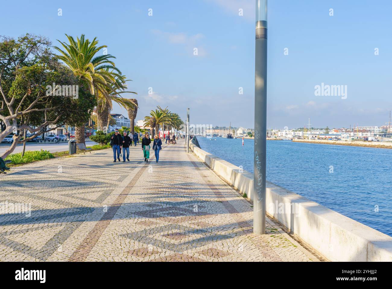 Lagos, Algarve, portogallo - 30 dicembre 2023. Passeggiata panoramica costiera a Lagos, Portogallo. Passeggiata che segue l'estuario di Lagos Foto Stock