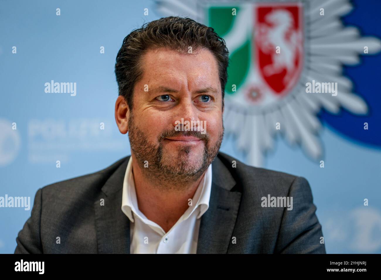 Martin Bornträger Präsident der Hochschule für Polizei und öffentliche Verwaltung Nordrhein-Westfalen. Pressekonferenz zur Veranstaltung Stark gegen Antisemitismus / Resilienz gegen Antisemitismus. Universität Münster, Polizei Münster und Hochschule für Polizei und öffentliche Verwaltung NRW. Münster, Nordrhein-Westfalen, DEU, Deutschland, 12.11.2024 *** Martin Bornträger Presidente dell'Università di Scienze applicate della polizia e della pubblica Amministrazione della Renania settentrionale-Vestfalia Conferenza stampa sull'evento forte contro l'antisemitismo resilienza contro l'antisemitismo Università di Münster, Müns Foto Stock