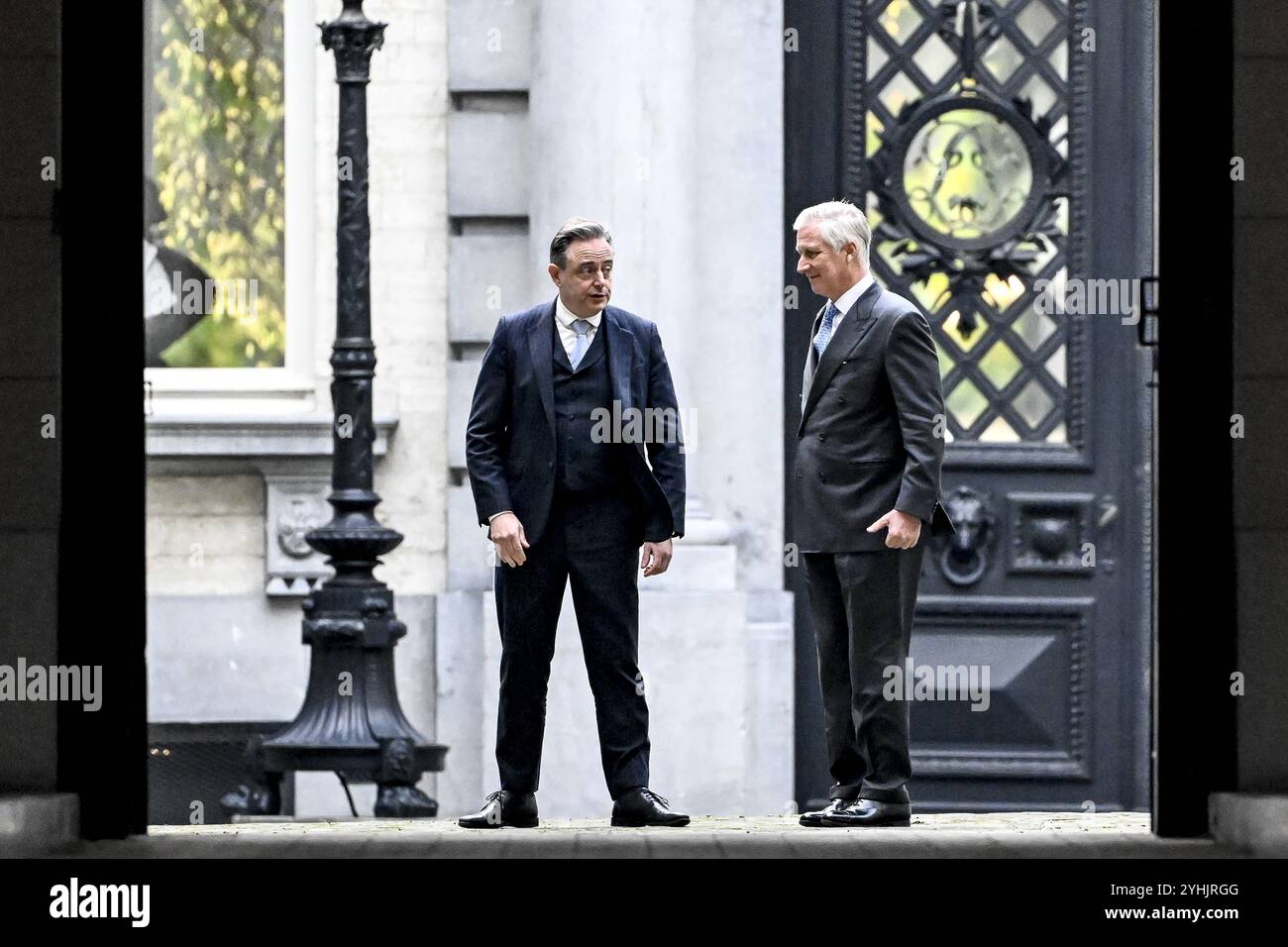 Bruxelles, Belgio. 12 novembre 2024. Il presidente della N-va Bart De Wever e il re Philippe - Filip del Belgio nella foto dopo una riunione al Palazzo reale, martedì 12 novembre 2024 a Bruxelles, per discutere il rapporto del formatore. De Wever si è dimesso per la seconda volta la scorsa settimana, ma il re gli ha chiesto di fare un'altra settimana di consultazioni, per formare un governo dopo le elezioni federali del 9 giugno. De Wever rimane formatore almeno fino al 25 novembre. BELGA FOTO DIRK WAEM credito: Belga News Agency/Alamy Live News Foto Stock Bruxelles, Belgio. 12 novembre 2024. Il presidente della N-va Bart De Wever e il re Philippe - Filip del Belgio nella foto dopo una riunione al Palazzo reale, martedì 12 novembre 2024 a Bruxelles, per discutere il rapporto del formatore. De Wever si è dimesso per la seconda volta la scorsa settimana, ma il re gli ha chiesto di fare un'altra settimana di consultazioni, per formare un governo dopo le elezioni federali del 9 giugno. De Wever rimane formatore almeno fino al 25 novembre. BELGA FOTO DIRK WAEM credito: Belga News Agency/Alamy Live News Foto Stock