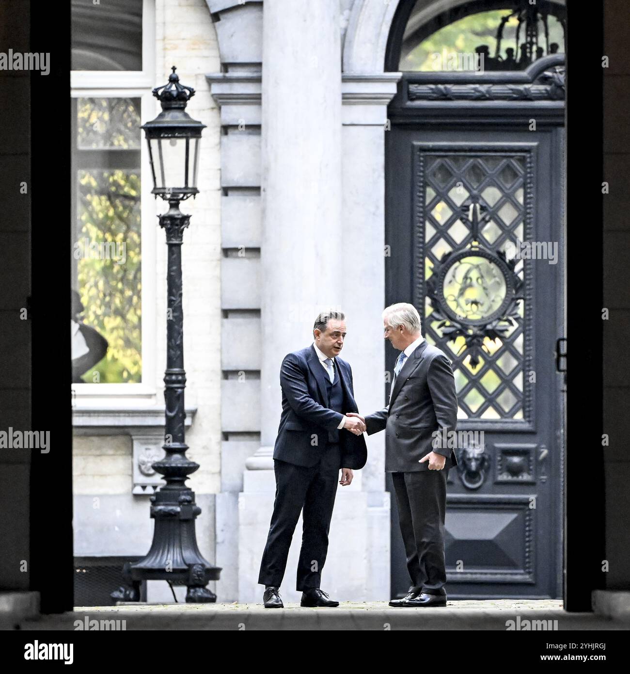 Bruxelles, Belgio. 12 novembre 2024. Il presidente della N-va Bart De Wever e il re Philippe - Filip del Belgio nella foto dopo una riunione al Palazzo reale, martedì 12 novembre 2024 a Bruxelles, per discutere il rapporto del formatore. De Wever si è dimesso per la seconda volta la scorsa settimana, ma il re gli ha chiesto di fare un'altra settimana di consultazioni, per formare un governo dopo le elezioni federali del 9 giugno. De Wever rimane formatore almeno fino al 25 novembre. BELGA FOTO DIRK WAEM credito: Belga News Agency/Alamy Live News Foto Stock Bruxelles, Belgio. 12 novembre 2024. Il presidente della N-va Bart De Wever e il re Philippe - Filip del Belgio nella foto dopo una riunione al Palazzo reale, martedì 12 novembre 2024 a Bruxelles, per discutere il rapporto del formatore. De Wever si è dimesso per la seconda volta la scorsa settimana, ma il re gli ha chiesto di fare un'altra settimana di consultazioni, per formare un governo dopo le elezioni federali del 9 giugno. De Wever rimane formatore almeno fino al 25 novembre. BELGA FOTO DIRK WAEM credito: Belga News Agency/Alamy Live News Foto Stock