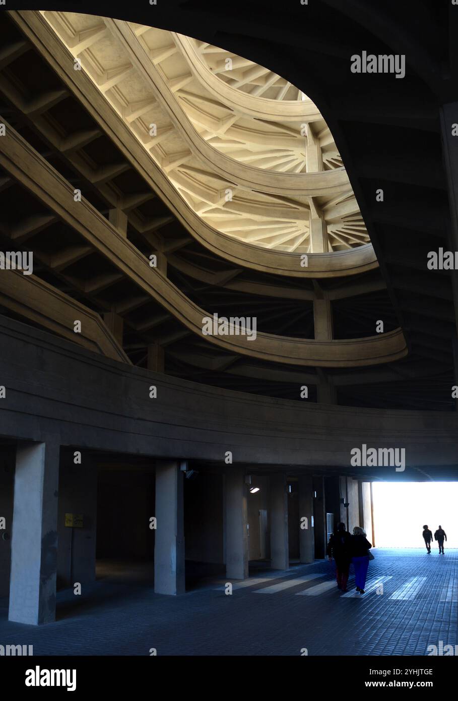 Torino, Piemonte, Italia -11-18-2022- la vecchia rampa per auto di fabbrica che porta al tetto dell'edificio Lingotto, trasformato in un centro congressi Foto Stock