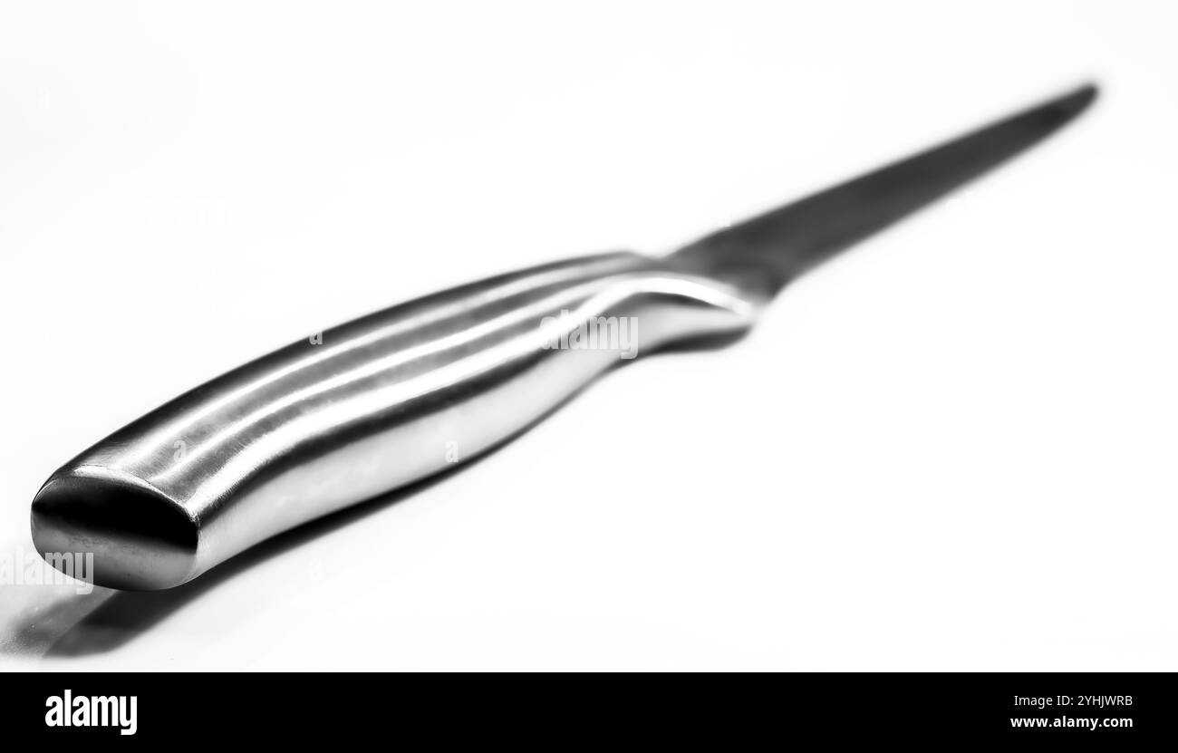 Coltello da cucina su sfondo bianco. Foto in bianco e nero Foto Stock