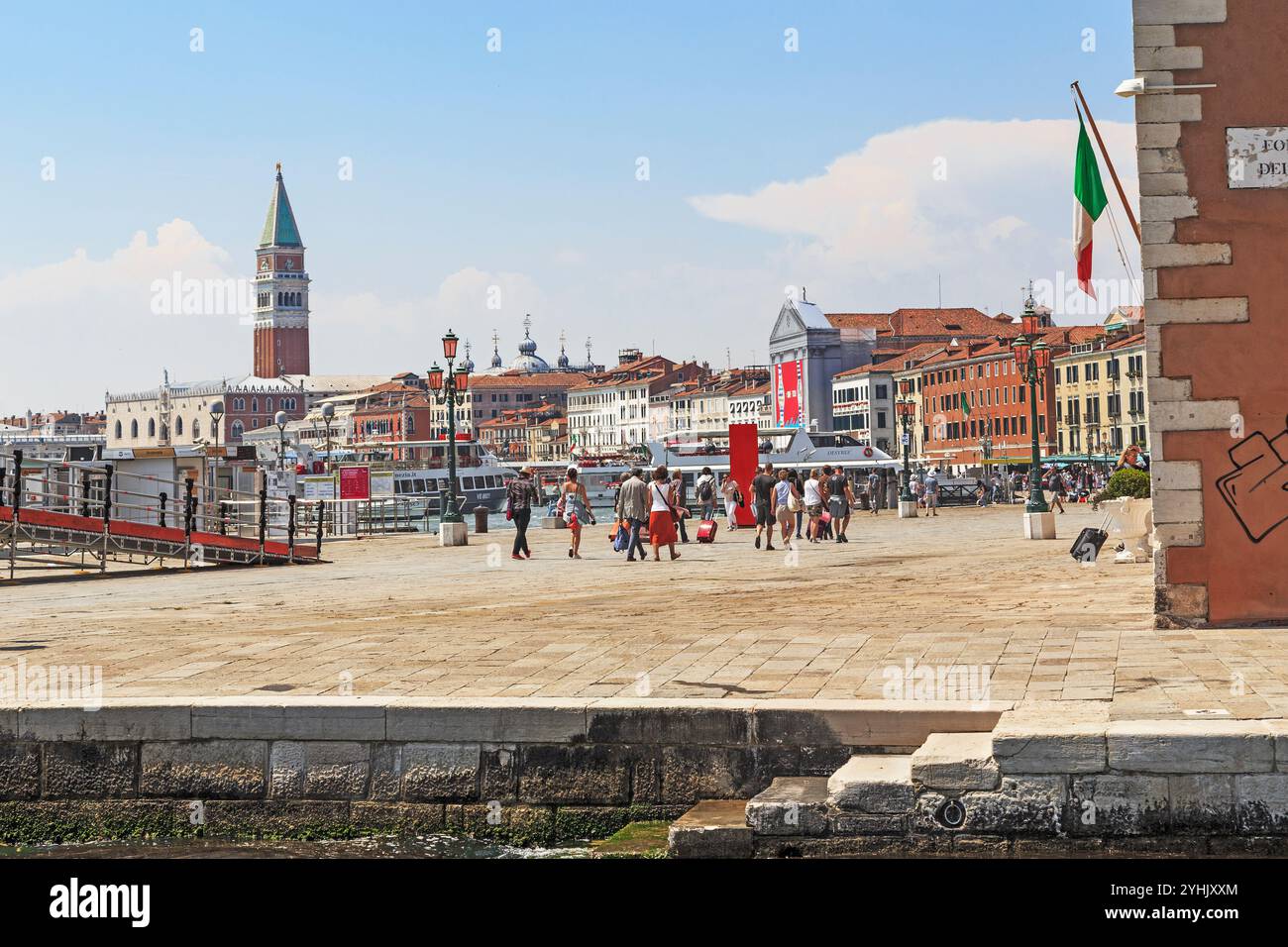 VENEZIA, ITALIA - 18 MAGGIO 2018: Slavonic Quay è un vecchio argine portuale lungo la laguna del Bachino di San Marco. Foto Stock