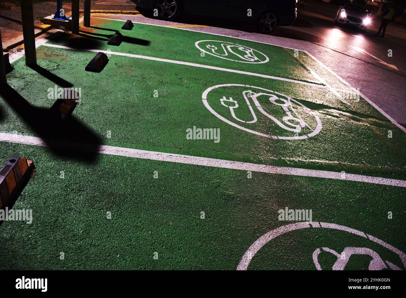 punto di ricarica per auto elettriche, energia sostenibile, elettricità Foto Stock
