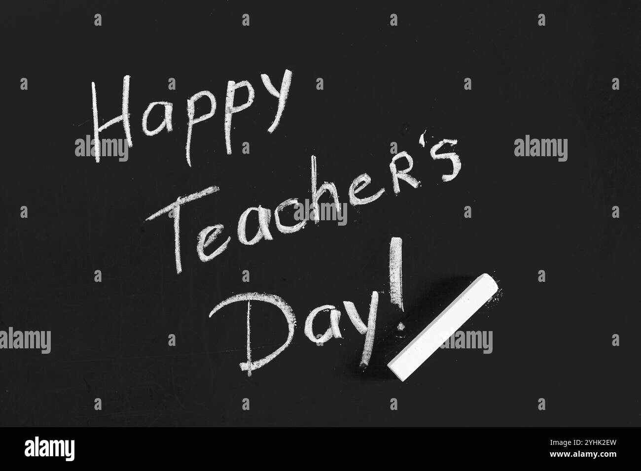 scrivi il giorno felice degli insegnanti scritto su una lavagna Foto Stock