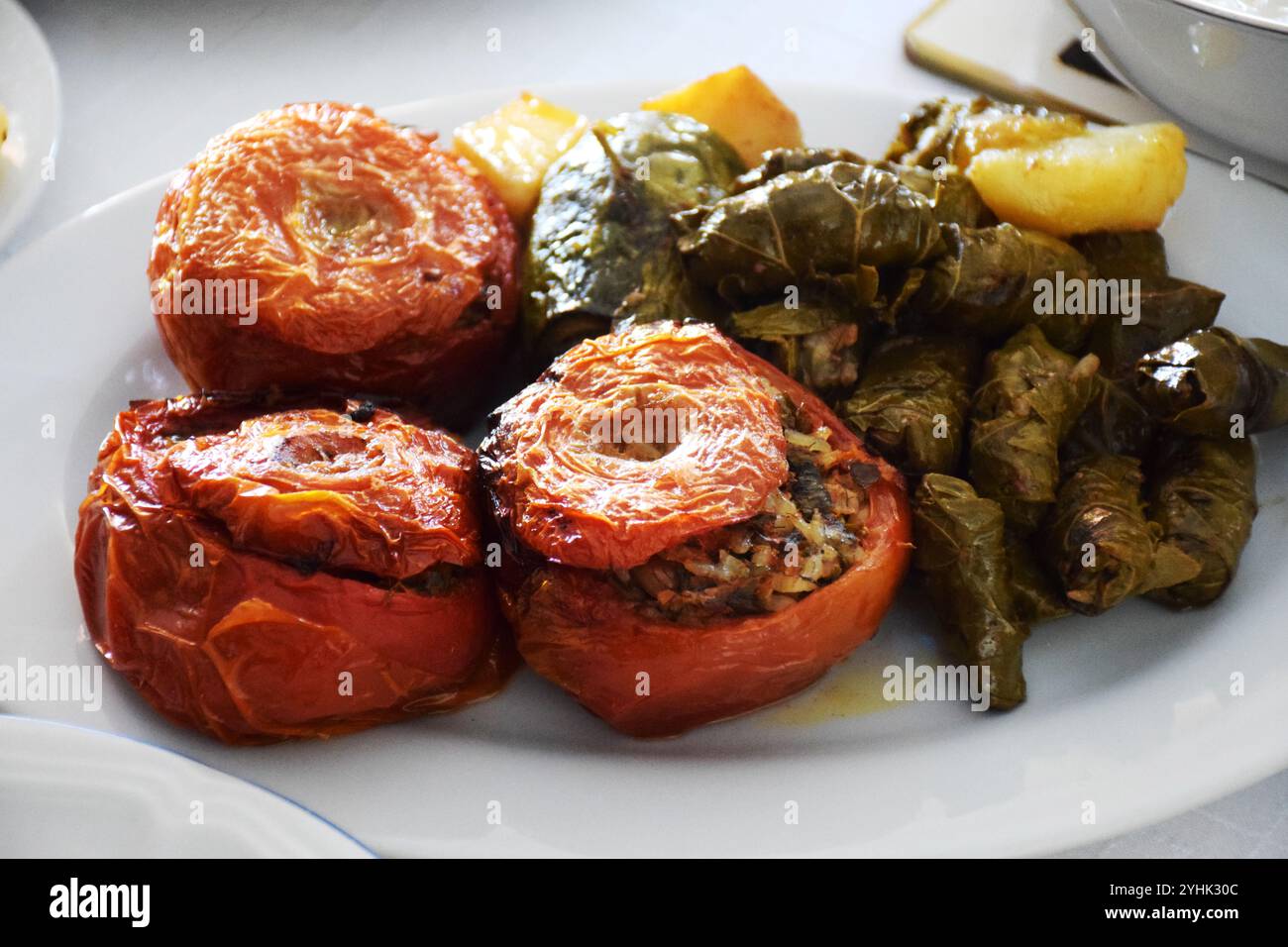 Dolmades, dolmades greche, foglie di uva ripiene, cibo tradizionale greco, pomodori ripieni greci, cucina greca, cucina mediterranea, pasto greco, Foto Stock