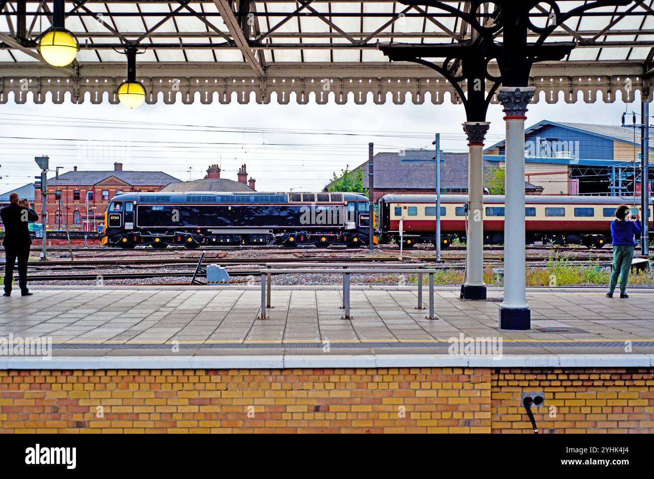 Classe 57311 in LNWR Black sul Waverley a York, Yorkshire, Inghilterra, 13 luglio 2024 Foto Stock