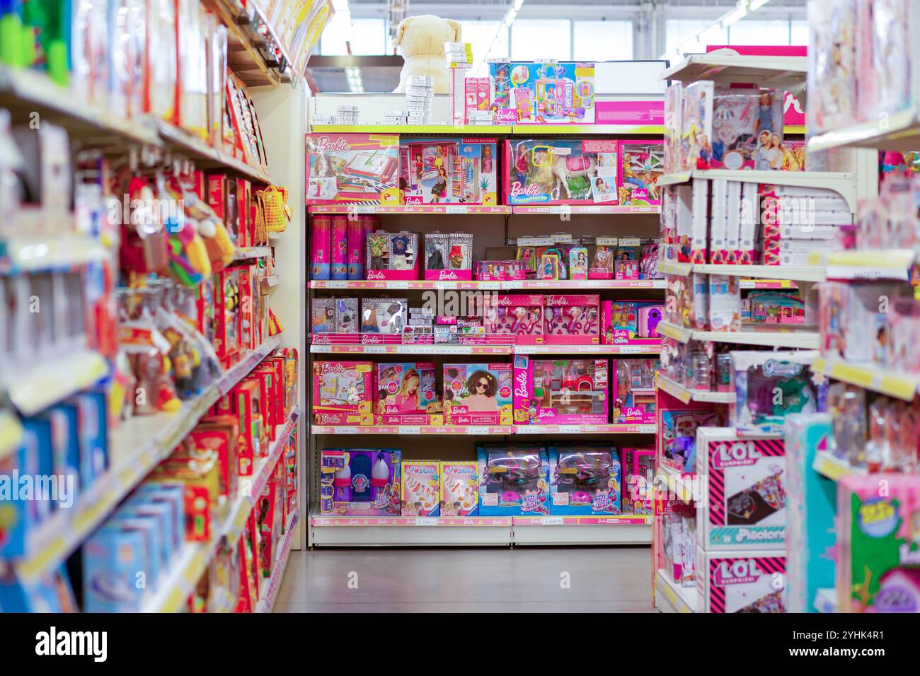 Firenze, Italia - 11 novembre 2020: I giocattoli colorati riempiono gli scaffali di un negozio di giocattoli, creando un'esposizione vivace e allettante per gli acquirenti Foto Stock