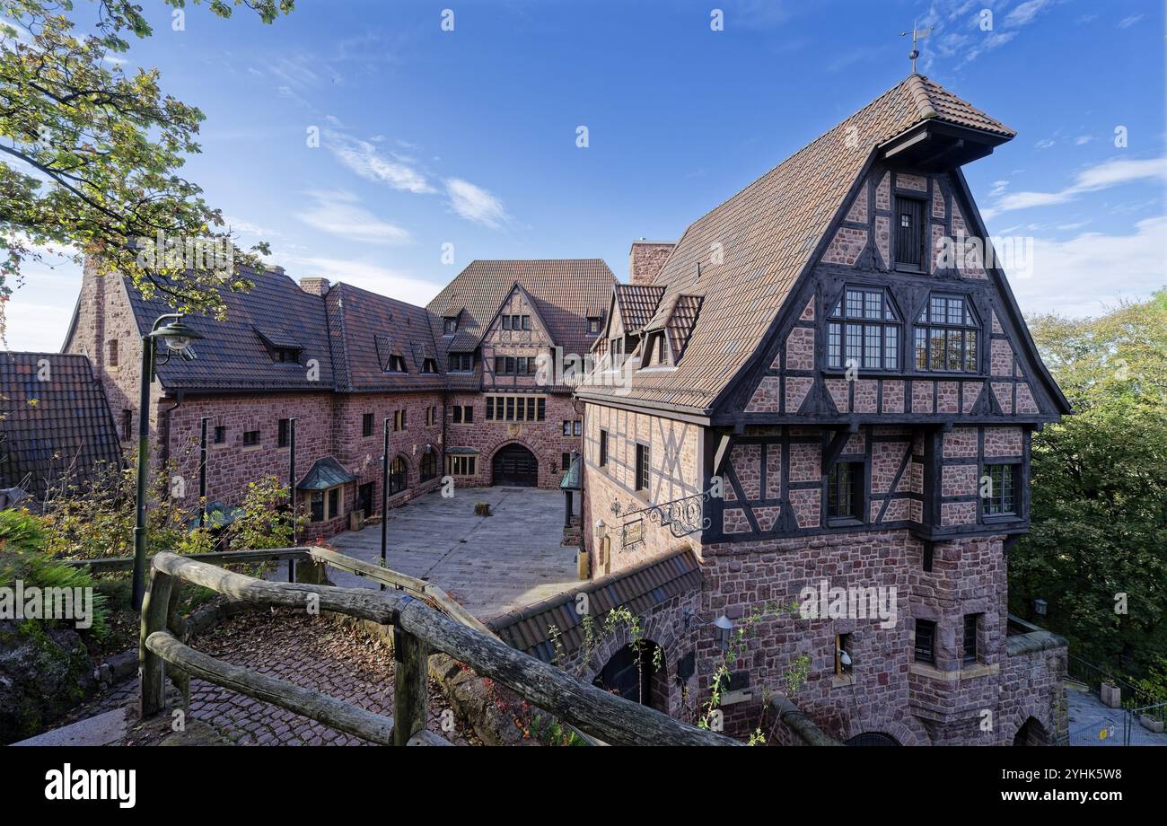 Edifici annessi del castello di Wartburg. Il castello vicino a Eisenach, nella foresta della Turingia nord-occidentale, è stato inserito tra i siti patrimonio dell'umanità dell'UNESCO nel 1999. Foto Stock