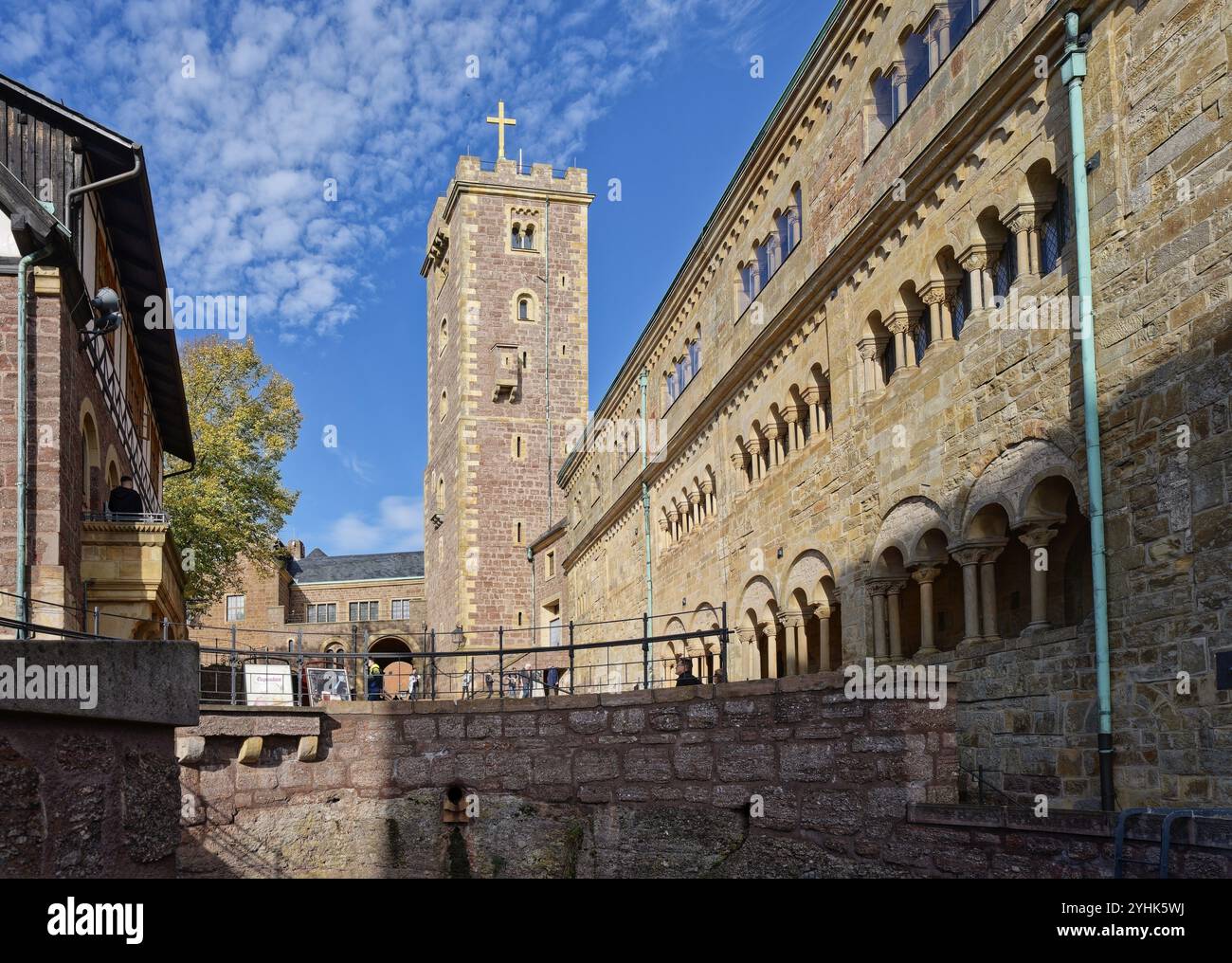 Cortile interno del castello di Wartburg. Il castello vicino a Eisenach, nella foresta della Turingia nord-occidentale, è stato inserito tra i patrimoni dell'umanità dell'UNESCO nel 19 Foto Stock
