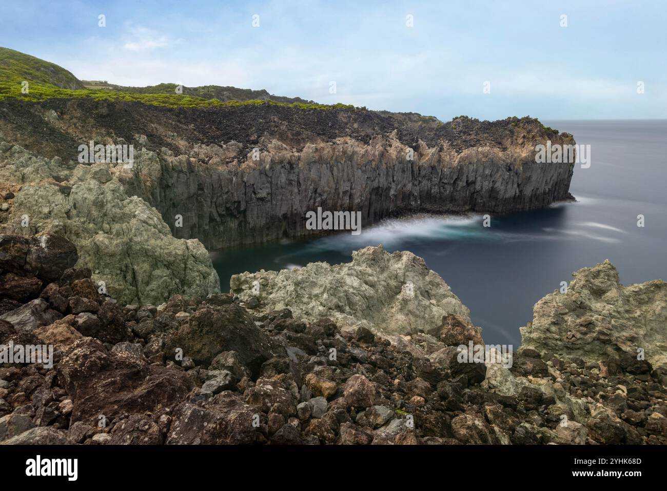 Ponta do Mistério è una delle zone costiere più attraenti di Terceira, ricca di calette laviche e promontori. Foto Stock