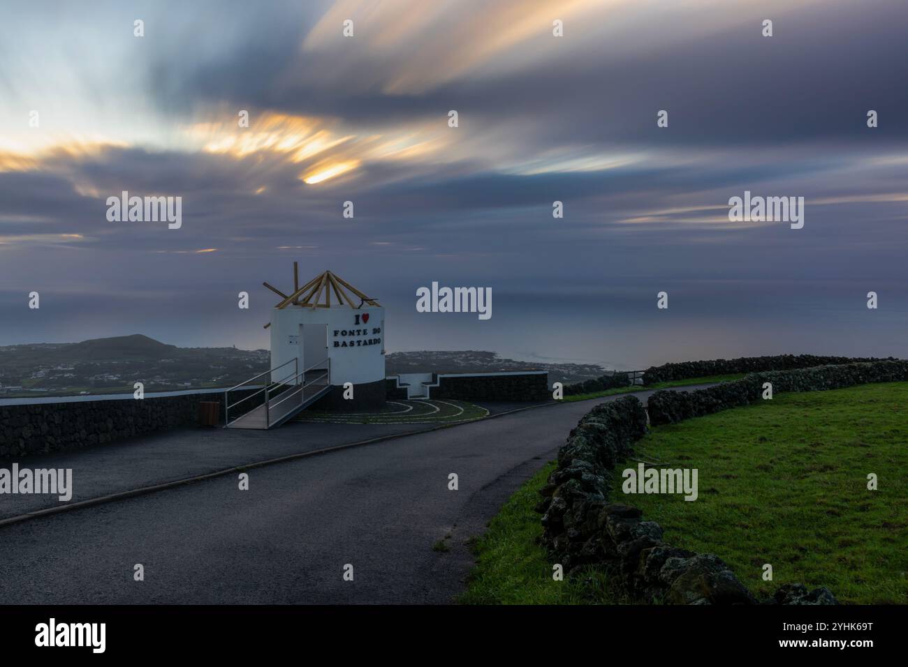Dal punto panoramico di Moinho Miradouro da fonte de Bastardo, i visitatori possono ammirare il panorama di fonte de Bastardo e i vivaci campi di patchwork Foto Stock
