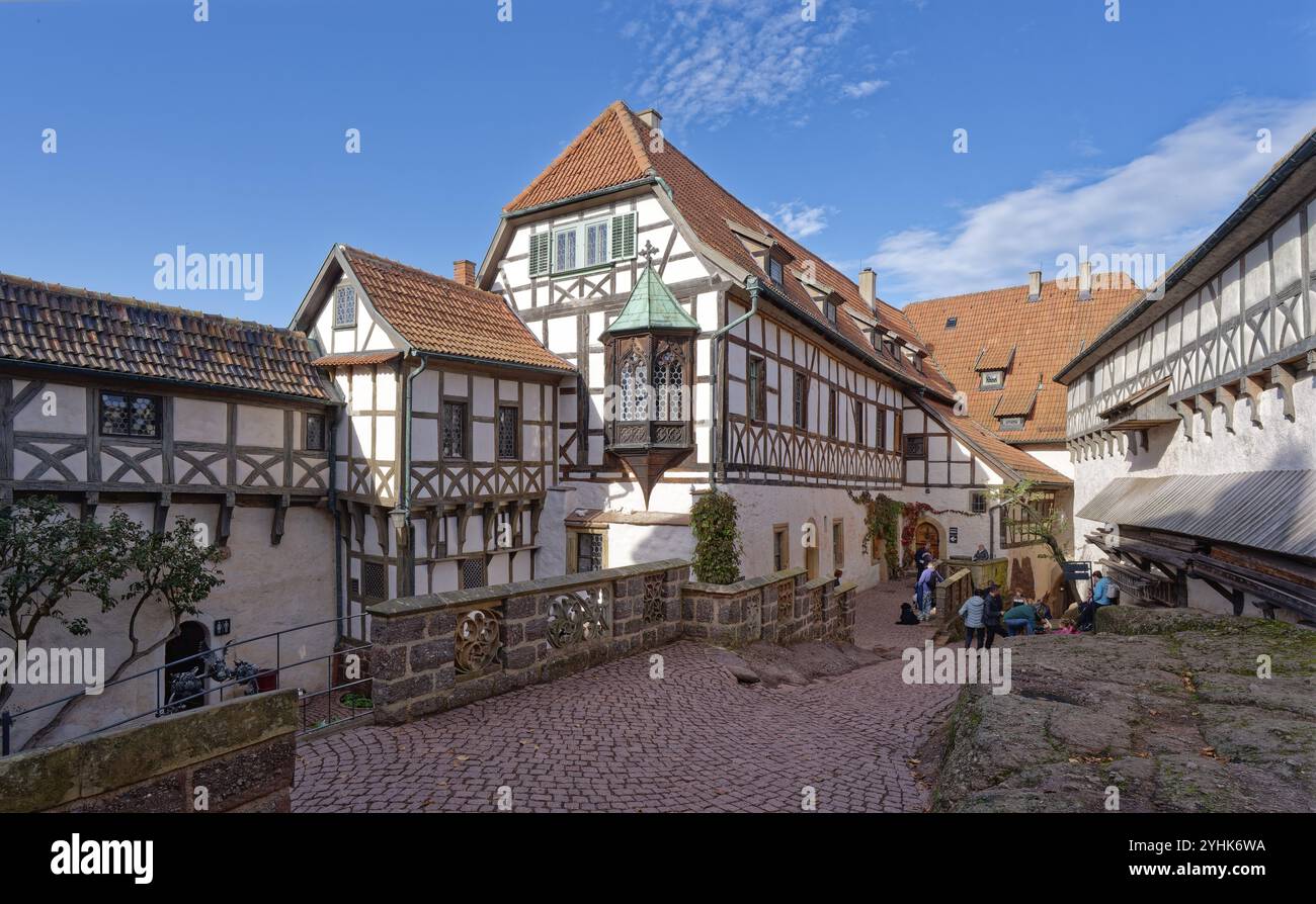 Cortile interno del castello di Wartburg. Il castello vicino a Eisenach, nella foresta della Turingia nord-occidentale, è stato inserito tra i patrimoni dell'umanità dell'UNESCO nel 19 Foto Stock