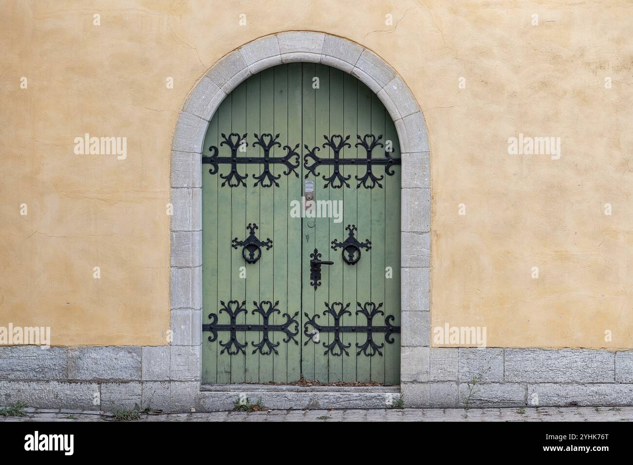 Porta in legno verde con finiture nere in ferro e arco rotondo, città vecchia, città anseatica di Visby, sito Patrimonio dell'Umanità dell'UNESCO, isola di Gotland, Svezia, EUR Foto Stock