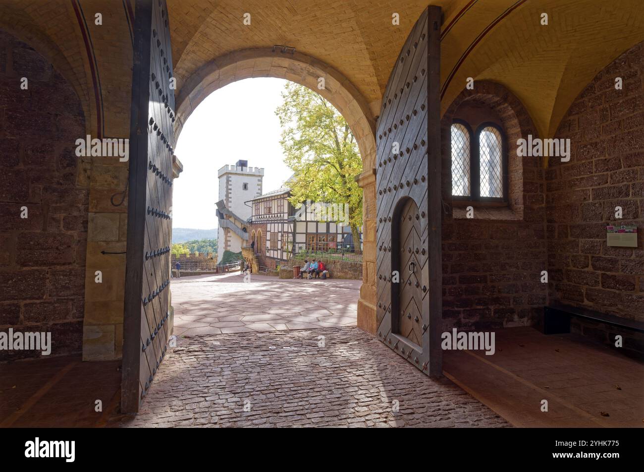 Tor Tor e cortile del castello al castello di Wartburg. Il castello nei pressi di Eisenach, nella foresta della Turingia nord-occidentale, è stato dichiarato patrimonio mondiale dell'UNESCO Foto Stock