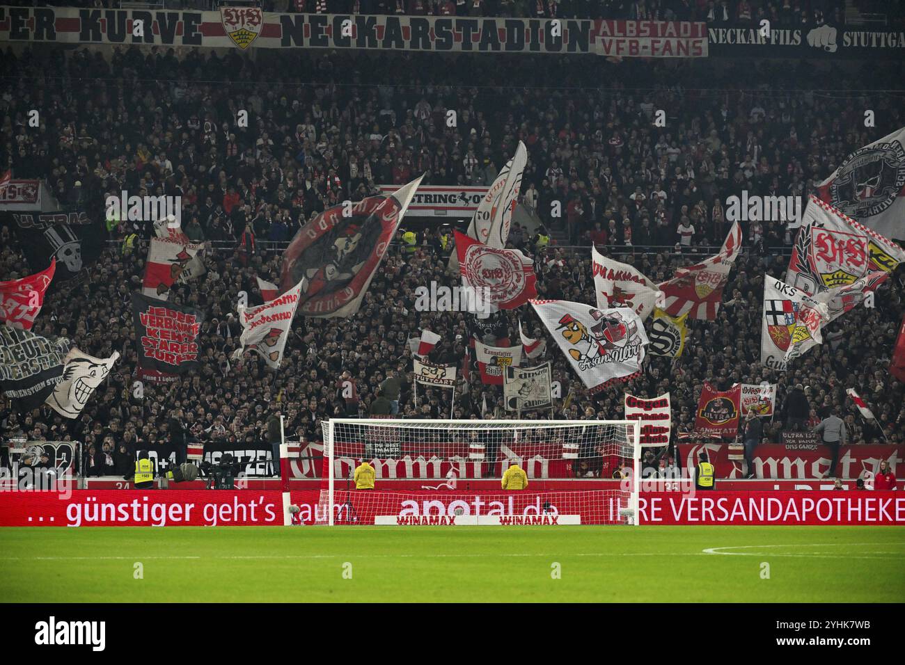 Cannstatter Kurve, VfB Stoccarda, blocco ventola, ventole, curva ventola, bandiere, bandiere, atmosfera, atmosfera, atmosfera, MHPArena, MHP Arena Stuttgart, Baden-Wuerttemberg Foto Stock