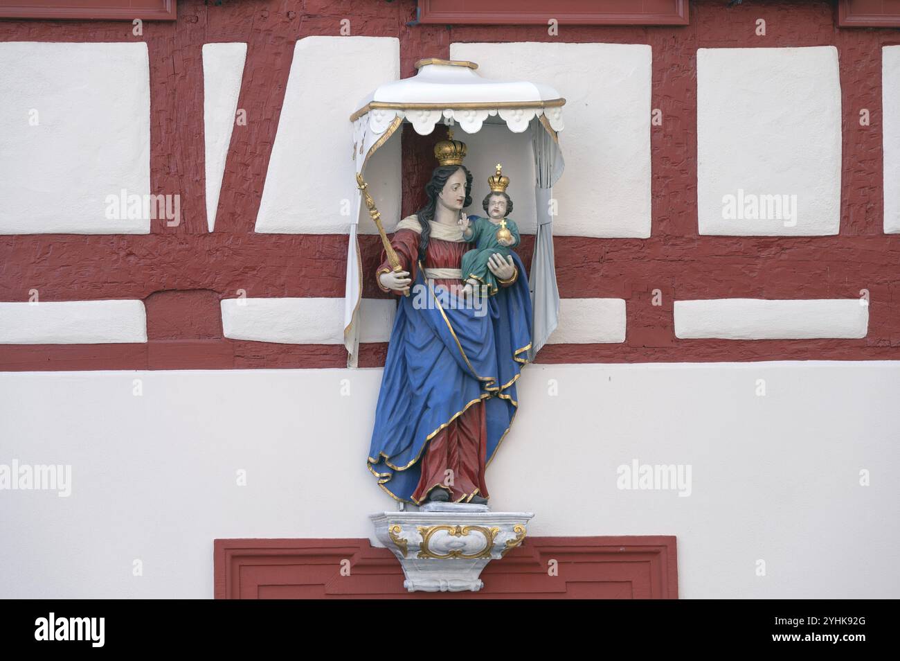 Figura di un santo su una casa, Iphofen, bassa Franconia, Baviera, Germania, Europa Foto Stock