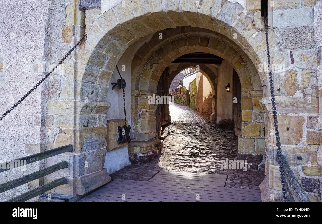 Tor tor per il castello di Wartburg. Il castello vicino a Eisenach, nella foresta della Turingia nord-occidentale, è stato inserito tra i siti patrimonio dell'umanità dell'UNESCO nel 1999. Eise Foto Stock