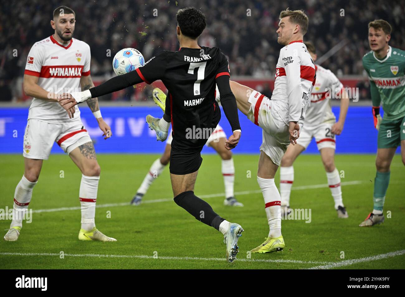 Duello, azione Omar Marmoush Eintracht Frankfurt SGE (07) contro Maximilian Mittelstaedt VfB Stuttgart (07) Jeff Chabot VfB Stuttgart (24) MHPArena, MH Foto Stock