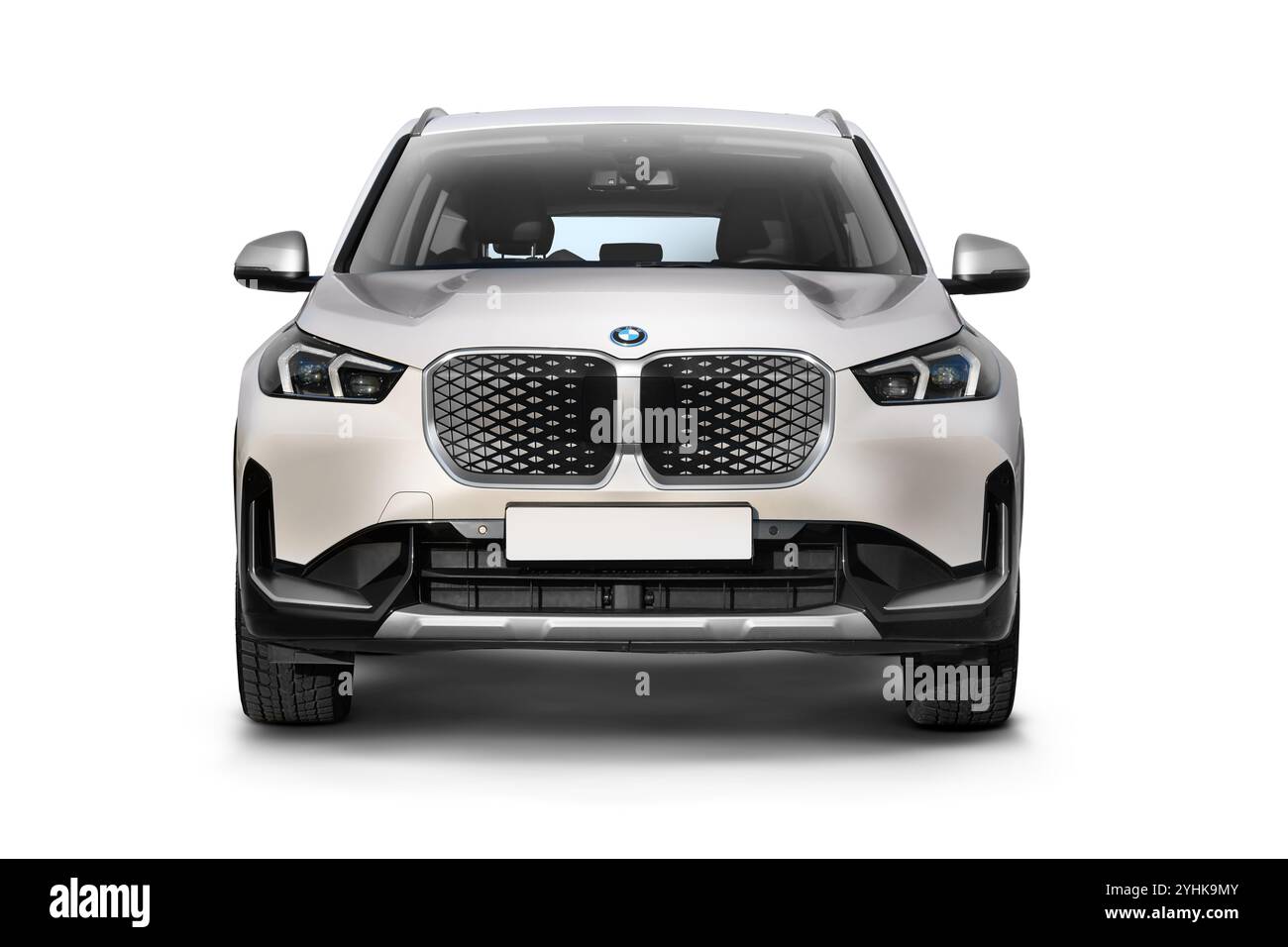 Izmir, Turchia - 11 novembre 2024: Foto in studio di un SUV elettrico BMW IX1 e-drive bianco perlato catturato su uno sfondo bianco, che mostra il suo design elegante Foto Stock