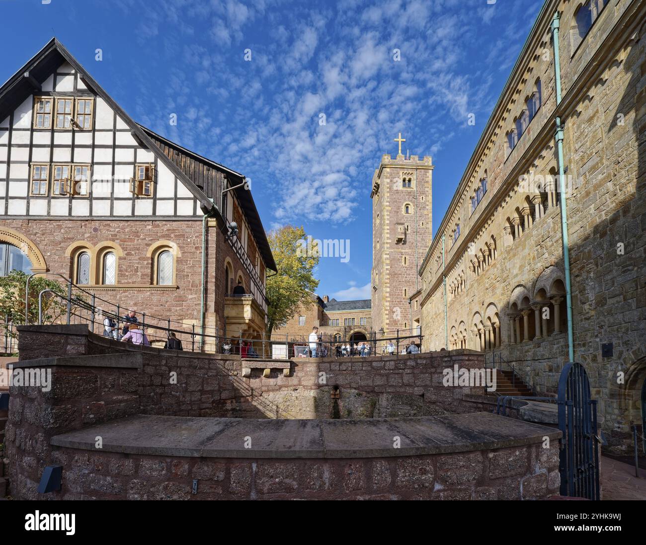 Cortile interno del castello di Wartburg. Il castello vicino a Eisenach, nella foresta della Turingia nord-occidentale, è stato inserito tra i patrimoni dell'umanità dell'UNESCO nel 19 Foto Stock