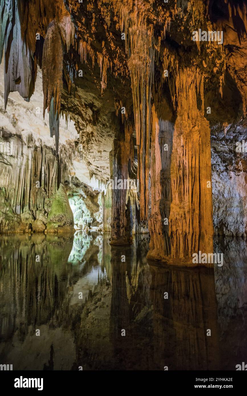 Enormi stalattiti e lago sotterraneo, grotta di stalattiti, Grotta di Nettuno, Grotta di Nettuno, Capo caccia, vicino ad Alghero, Sardegna, Italia, Europa Foto Stock