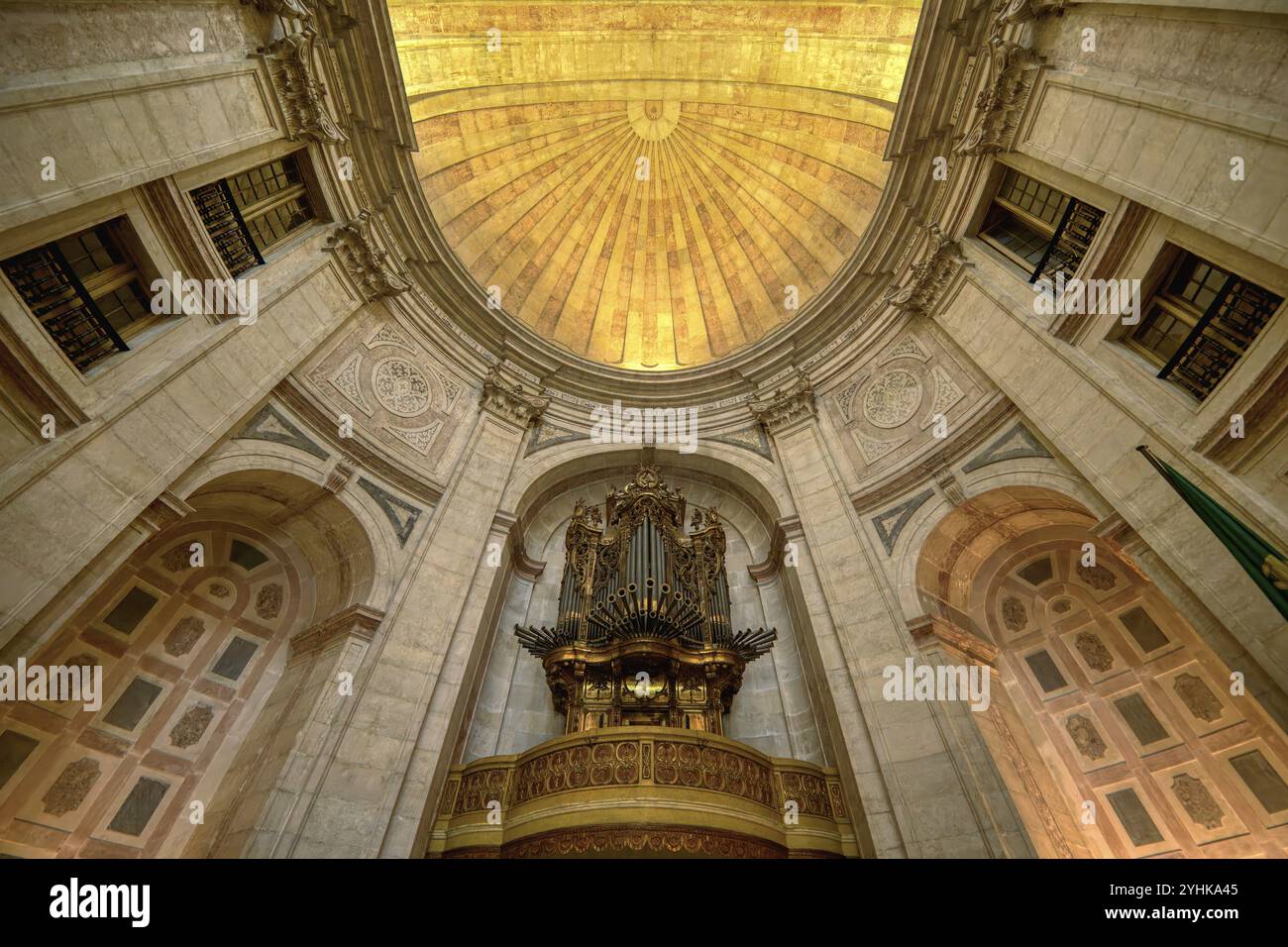 Chiesa di Santa Engracia trasformata in Pantheon Nazionale, vista verso l'alto del soffitto a cupola e dell'organo a canne, Lisbona, Portogallo, Europa Foto Stock