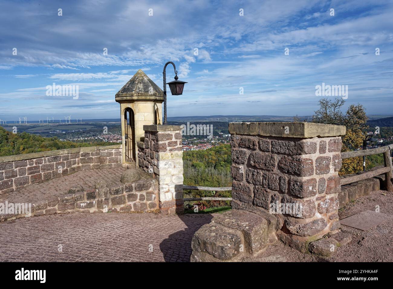 Vista dal castello di Wartburg. Il castello vicino a Eisenach, nella foresta della Turingia nord-occidentale, è stato inserito tra i siti patrimonio dell'umanità dell'UNESCO nel 1999. Eisen Foto Stock