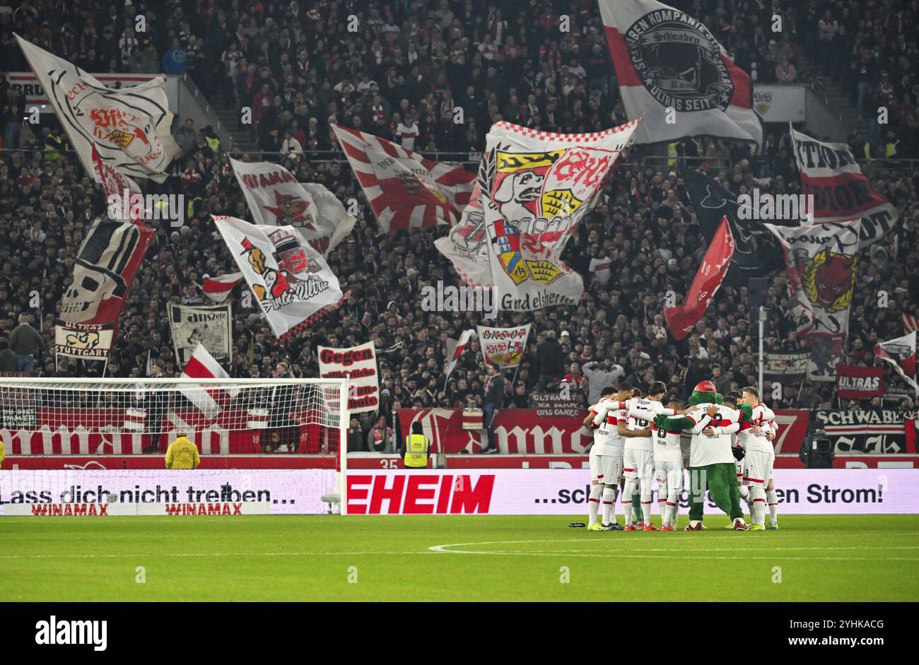 Team building, team Circle davanti all'inizio della partita, VfB Stuttgart con la mascotte Fritzle VfB Stuttgart davanti a Cannstatter Kurve, VfB Stut Foto Stock