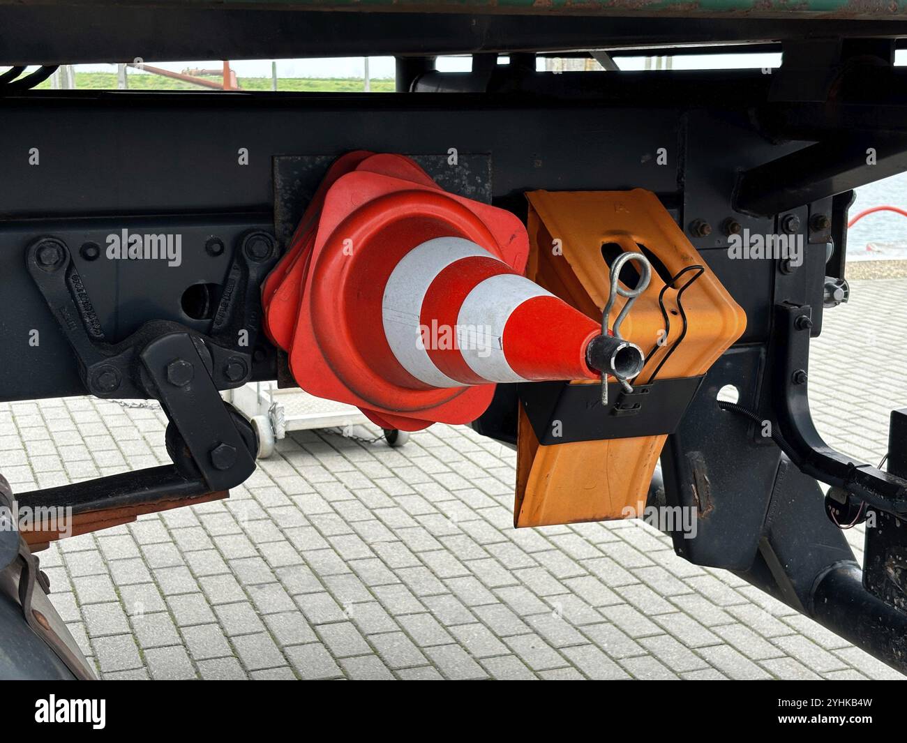 Blocco freni e cono stradale sotto un camion Foto Stock