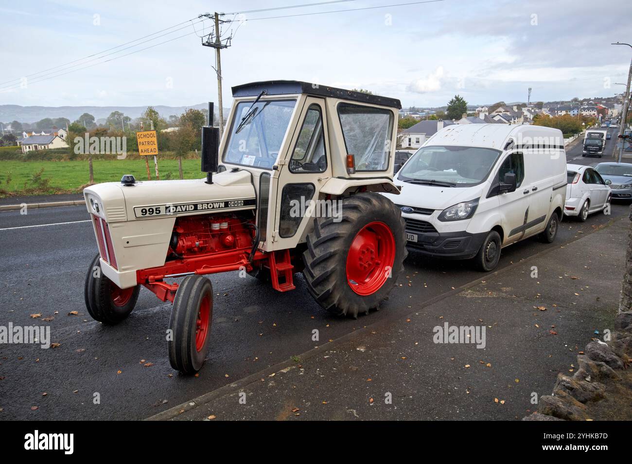 trattore david brown parcheggiato sul lato della strada carndonagh, contea di donegal, repubblica d'irlanda Foto Stock