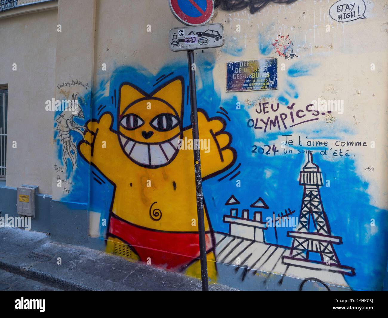 Parigi Street Art con Yellow Cat, celebrazione delle Olimpiadi di Parigi, Montmartre, Parigi, Francia, Europa, UE. Foto Stock