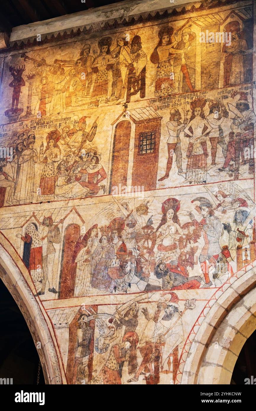 Dipinti murali medievali raffiguranti le prove di Santa Caterina e della ruota. La chiesa parrocchiale anglicana di St Peter and St Pauls, Pickering, North York Foto Stock