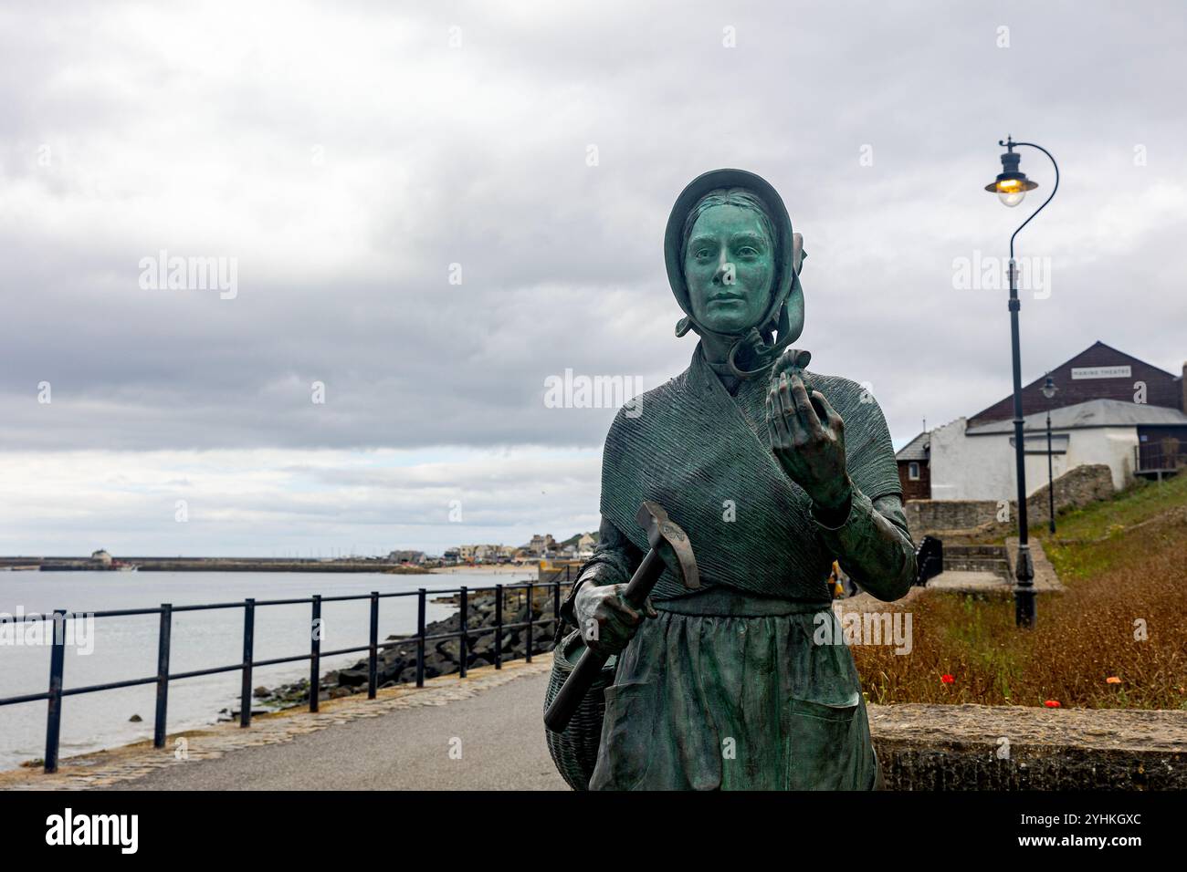 Statua a Mary Anning della scultrice Denise Dutton a Lyme Regis, Dorset Foto Stock