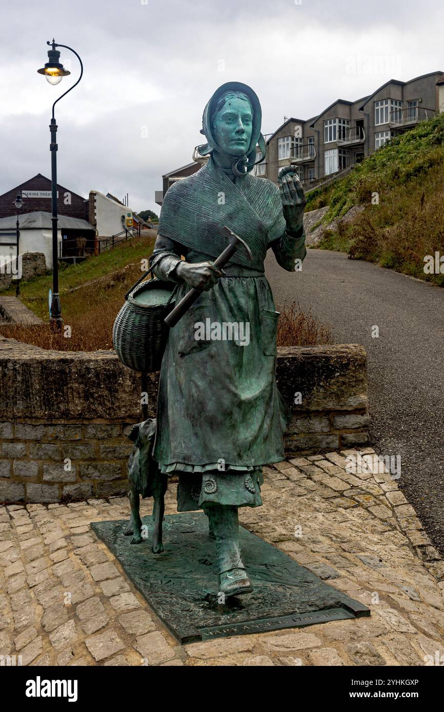 Statua a Mary Anning della scultrice Denise Dutton a Lyme Regis, Dorset Foto Stock